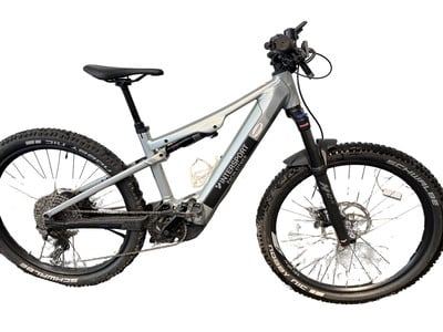 Silbernes E-Bike mit Federung und schwarzen Rädern auf weißem Hintergrund. Silbernes E-Bike mit Federung und schwarzen Rädern auf weißem Hintergrund.