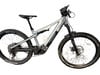Silbernes E-Bike mit Federung und schwarzen Rädern auf weißem Hintergrund.