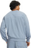Rückansicht eines Mannes in einem blauen Pullover mit langen Ärmeln und Bündchen.
