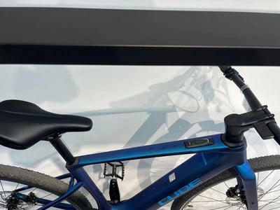 Detail eines blauen Cube E-Bikes mit Sattel und Lenker. Detail eines blauen Cube E-Bikes mit Sattel und Lenker.