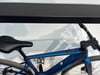 Detail eines blauen Cube E-Bikes mit Sattel und Lenker.