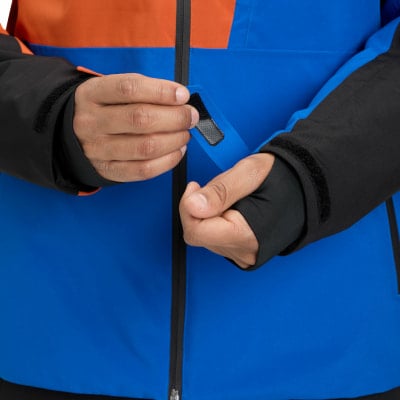 Ein Mann schließt eine Jacke mit Klettverschluss, Detail von Hand und Jacke. Ein Mann schließt eine Jacke mit Klettverschluss, Detail von Hand und Jacke.