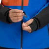 Ein Mann schließt eine Jacke mit Klettverschluss, Detail von Hand und Jacke.