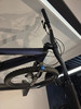 Detail eines Mountainbikes mit nach unten hängender Gabel und Lenker.