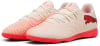 Herren Hallenschuhe von Puma in Cremefarbe mit roten Streifen und Logo.