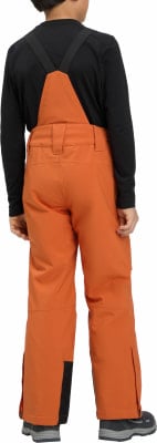 Rückansicht eines Jungen in orangefarbener Skihose mit Hosenträgern. Rückansicht eines Jungen in orangefarbener Skihose mit Hosenträgern.