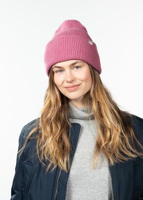 Frau in einer rosa Mütze und dunkelblauem Jacke mit Rollkragen. Frau in einer rosa Mütze und dunkelblauem Jacke mit Rollkragen.