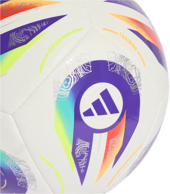 Fotbalový míč Adidas s barevnými pruhy a logem, nápis 'TRAINING'. Fotbalový míč Adidas s barevnými pruhy a logem, nápis 'TRAINING'.