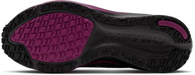 Laufschuhsohle mit violettem Muster und Nike Air Zoom Schriftzug. Laufschuhsohle mit violettem Muster und Nike Air Zoom Schriftzug.