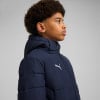 Junge in dunkelblauer Daunenjacke mit Puma-Logo.