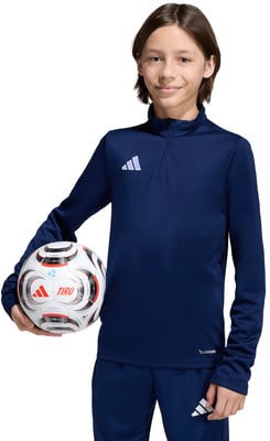 Ein Junge in dunkelblauer Sportkleidung hält einen Fußball. Ein Junge in dunkelblauer Sportkleidung hält einen Fußball.