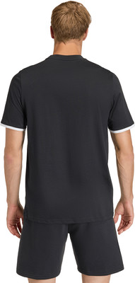 Rückansicht eines Mannes in schwarzem T-Shirt und Shorts. Rückansicht eines Mannes in schwarzem T-Shirt und Shorts.