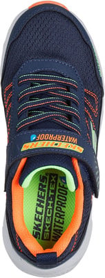 Kinderblau, wasserdichter Skechers-Schuh mit orangen und grünen Akzenten. Kinderblau, wasserdichter Skechers-Schuh mit orangen und grünen Akzenten.