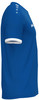 Blaues T-Shirt mit weißem Kragen und Ärmelbündchen sowie Logo auf der Schulter.