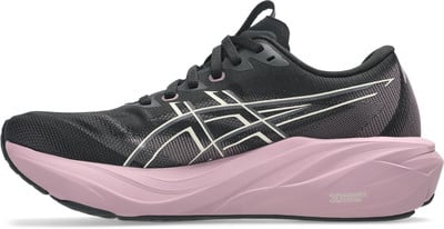 Schwarzer Laufschuh mit rosa Sohle und weißen Streifen.