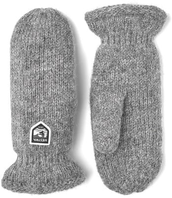 Graue gestrickte Fäustlinge mit Hestra-Logo und ausgestelltem Bund. Graue gestrickte Fäustlinge mit Hestra-Logo und ausgestelltem Bund.