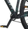 Detail eines Mountainbike-Rahmens mit Kette und Pedal.