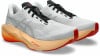 Graue Laufschuhe mit orangefarbener Sohle und roten Details.