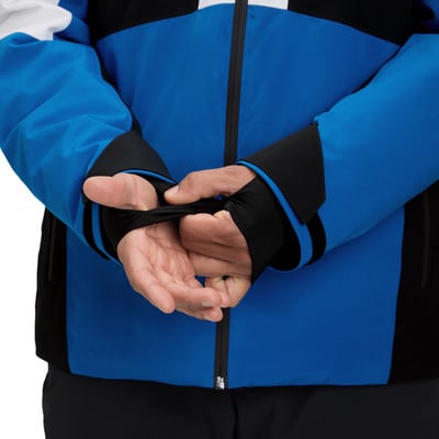 Detail der Hände in einer blau-schwarzen Jacke mit Daumenloch. Detail der Hände in einer blau-schwarzen Jacke mit Daumenloch.