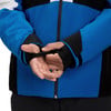 Detail der Hände in einer blau-schwarzen Jacke mit Daumenloch.