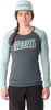 Eine Frau in einer Kappe und einem Langarmshirt mit Dynafit-Logo.