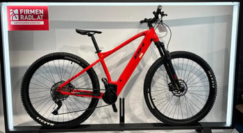 Rotes BH Mountain-E-Bike mit Schriftzug am Rahmen und Logo auf Fahne.