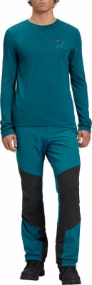 Mann in dunkelblauem Langarmshirt und blau-schwarzer Hose. Mann in dunkelblauem Langarmshirt und blau-schwarzer Hose.