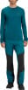 Mann in dunkelblauem Langarmshirt und blau-schwarzer Hose.