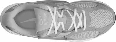 Pohľad zhora na bielu bežeckú topánku Nike so šnúrkami a logom. Pohľad zhora na bielu bežeckú topánku Nike so šnúrkami a logom.