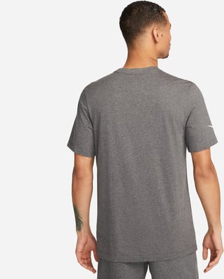 Mann in dunkelgrauem T-Shirt von hinten zur Kamera. Mann in dunkelgrauem T-Shirt von hinten zur Kamera.