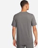 Mann in dunkelgrauem T-Shirt von hinten zur Kamera.