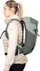 Frau mit Rucksack, Profilansicht.