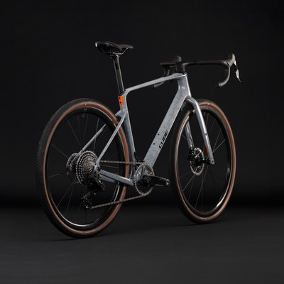 Graues Gravelbike mit orangefarbenen Details und braunen Reifen. Graues Gravelbike mit orangefarbenen Details und braunen Reifen.