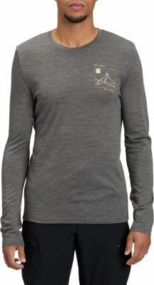 Ein Mann in einem dunkelgrauen Langarmshirt mit Bergmotiv-Aufdruck. Ein Mann in einem dunkelgrauen Langarmshirt mit Bergmotiv-Aufdruck.
