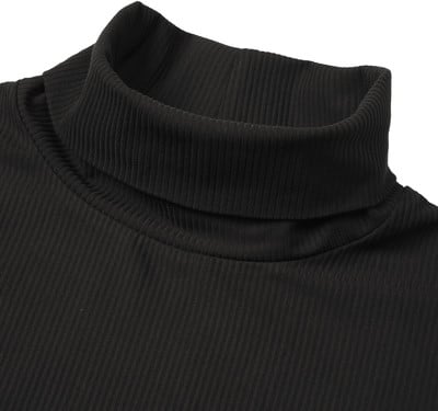 Detail eines schwarzen Rollkragenpullovers mit Rippstruktur.