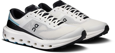 Weiße Laufschuhe mit schwarzen und blauen Details, mit ON-Logo. Weiße Laufschuhe mit schwarzen und blauen Details, mit ON-Logo.