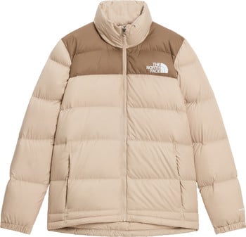 Eine beigefarbene Daunenjacke von The North Face mit einem braunen Streifen über den Schultern.