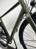 Grünes Cube Fahrrad mit TRAVEL Schriftzug und Riemenantrieb.