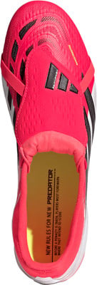 Ein rosafarbener Adidas Predator Fußballschuh mit schwarzen Streifen und Text auf der Einlegesohle.