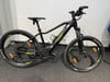 Schwarzes E-Bike mit gelben und blauen Details, Marke Maxxis.
