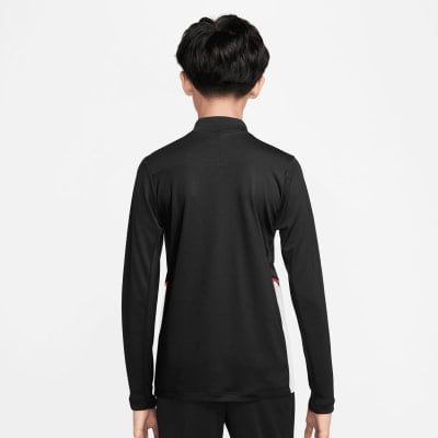 Rückansicht eines Jungen in einer schwarzen Jacke mit weißen und roten Details.