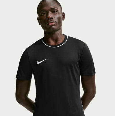 Ein Mann in einem schwarzen Nike-T-Shirt mit weißem Logo und Kragen. Ein Mann in einem schwarzen Nike-T-Shirt mit weißem Logo und Kragen.