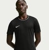 Ein Mann in einem schwarzen Nike-T-Shirt mit weißem Logo und Kragen.