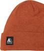 Orange Strickmütze mit Protest-Logo auf der Vorderseite.