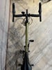 Draufsicht auf ein grünes Fahrrad mit schwarzem Lenker und Sattel.