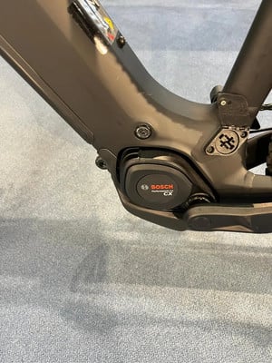 Detail des E-Bike-Rahmens mit Bosch Performance Line CX Motor.