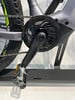 Detail eines Elektrofahrrads mit Kette, Kurbel und Pedal.