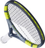 Tennisschläger mit grauem Rahmen und limettengrünen Akzenten.