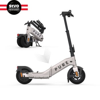 Ein faltbarer E-Scooter der Marke Pure in Grau, in zwei Positionen gezeigt.