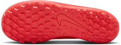 Rote Fußballschuhsohle mit ausgeprägtem Profil und Nike-Logo.